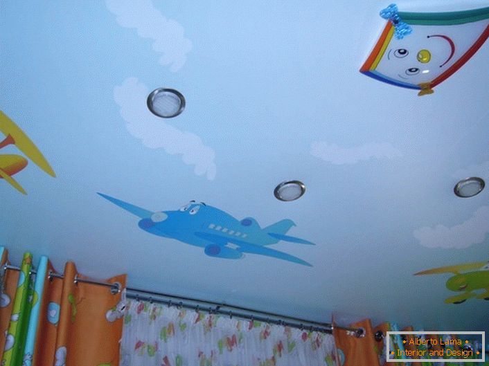Drôles de plafonds tendus sur les avions de bande dessinée. Les enfants vont l'aimer.