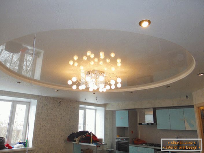 Plafond blanc brillant pour une cuisine spacieuse dans le chalet.