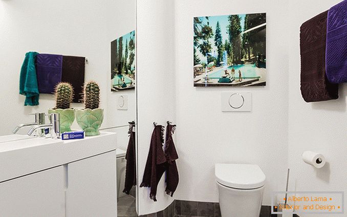 Salle de bain en couleur blanche d'un petit studio en Suède
