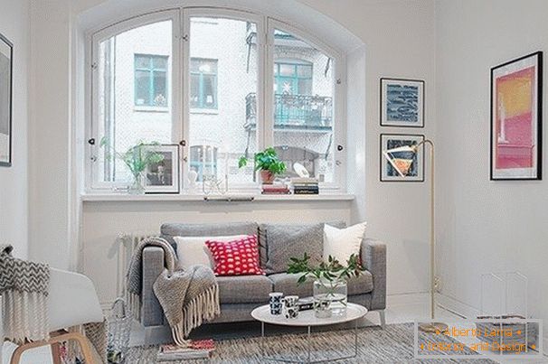 Salon d'un petit appartement de style scandinave