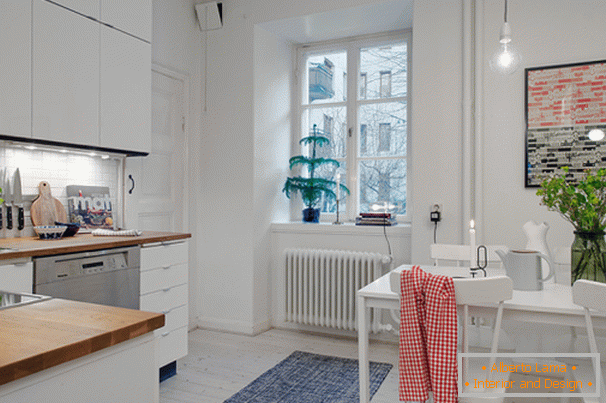 Cuisine avec coin repas d'un petit appartement de style scandinave