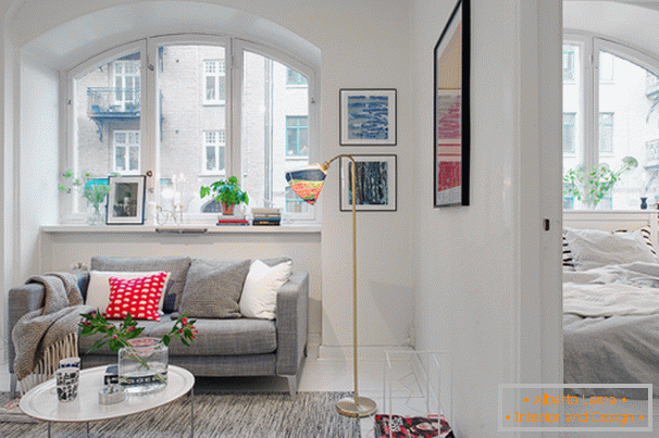 Salon et chambre d'un petit appartement de style scandinave