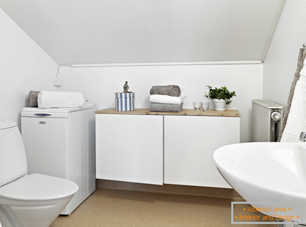 Salle de bain compacte de couleur blanche