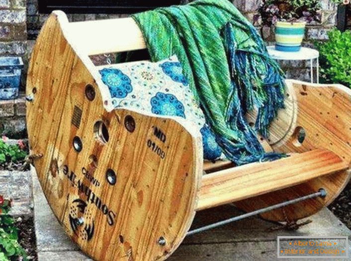 Une chaise berçante en bois pour une cour de campagne a été créée par un maître à la maison.