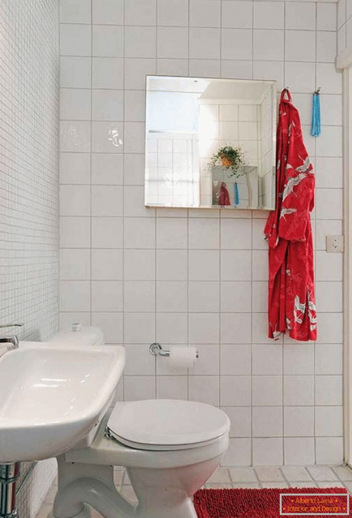 interesting-petite salle de bains design-with-toilet-and-washing-stand-plus-red-bath-mat-on-white-tiles-flooring-as-well-as-mirrored-recessed-medicine-cabinets-744x1095
