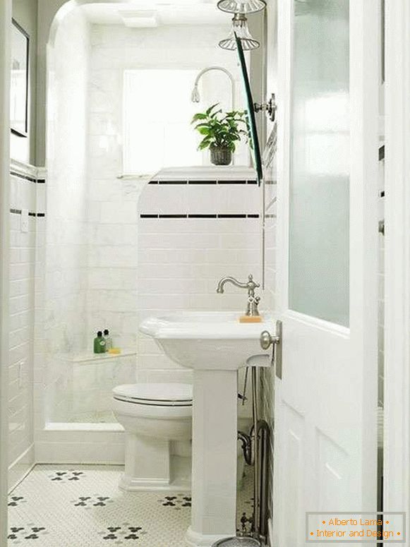 Cabine de douche dans une petite salle de bain