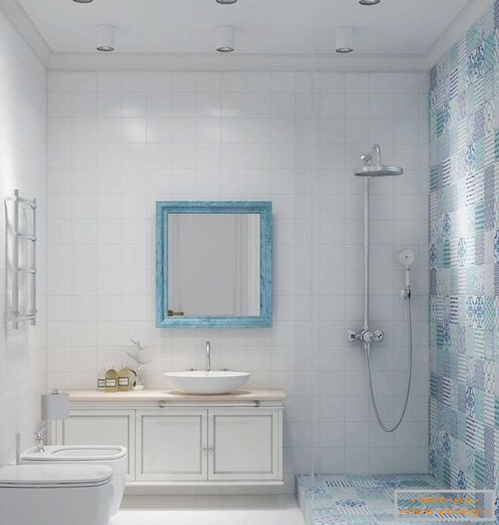 Cabine de douche dans la salle de bain de style scandinave