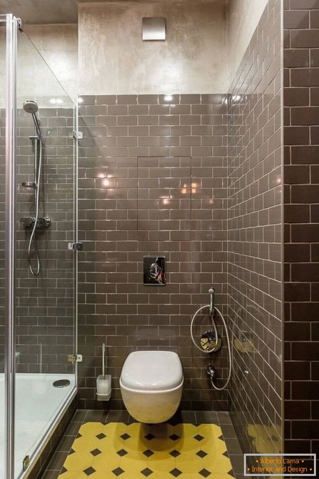 Intérieur de la salle de bain avec cabine de douche