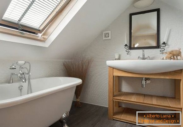 Belle petite salle de bain de style loft