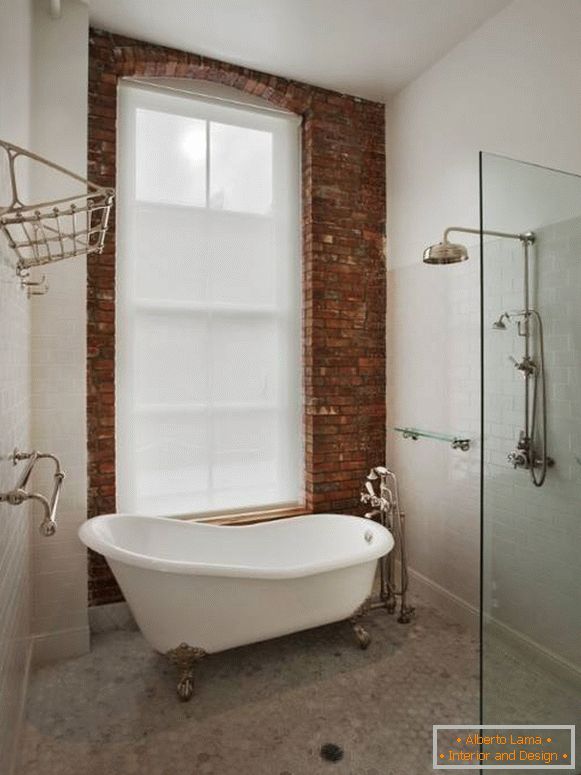 Salle de bain de style loft - petit espace avec baignoire et douche