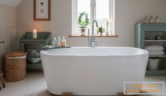 Salle de bain confortable de style loft - photo intérieure
