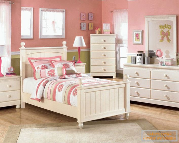 Les meubles en bois clair rendent la pièce plus lumineuse, ce qui est important pour l'intérieur de la chambre des enfants. 