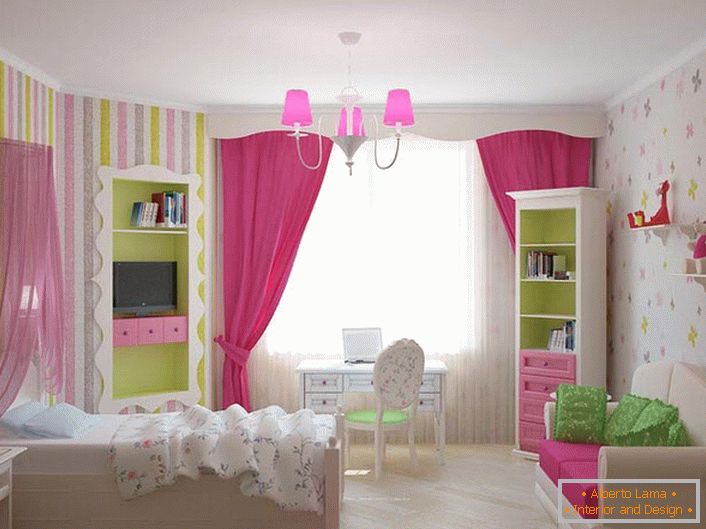La chambre de la jeune princesse est décorée dans des couleurs féminines classiques. Les accents de rose vif rendent l'intérieur lumineux et coloré. 