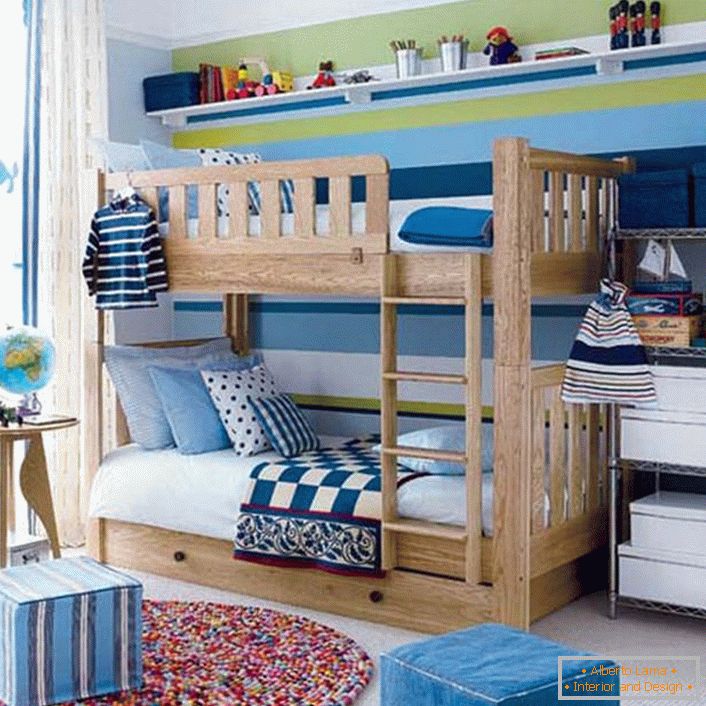 Une petite chambre d'enfants pour les garçons est décorée dans un style scandinave.