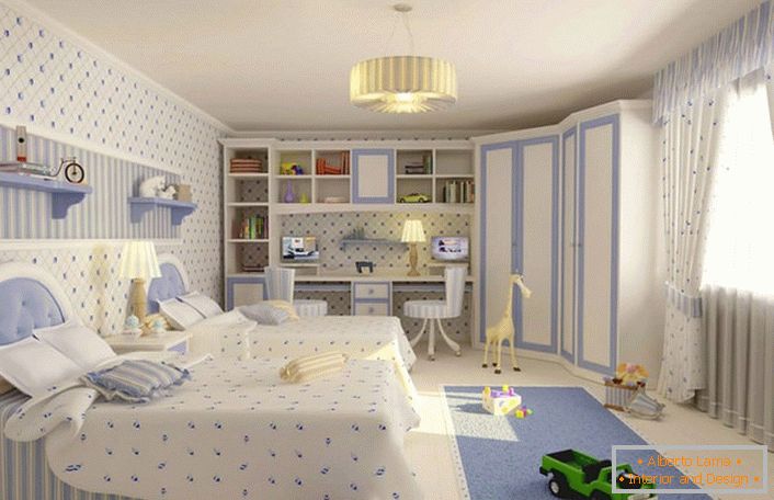 Les couleurs neutres, par exemple le bleu doux et le blanc, sont idéales pour décorer une chambre d'enfants où vivent un frère et une soeur. 