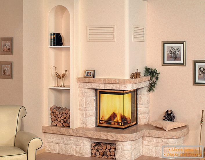Une cheminée confortable et légère dans une chambre confortable.