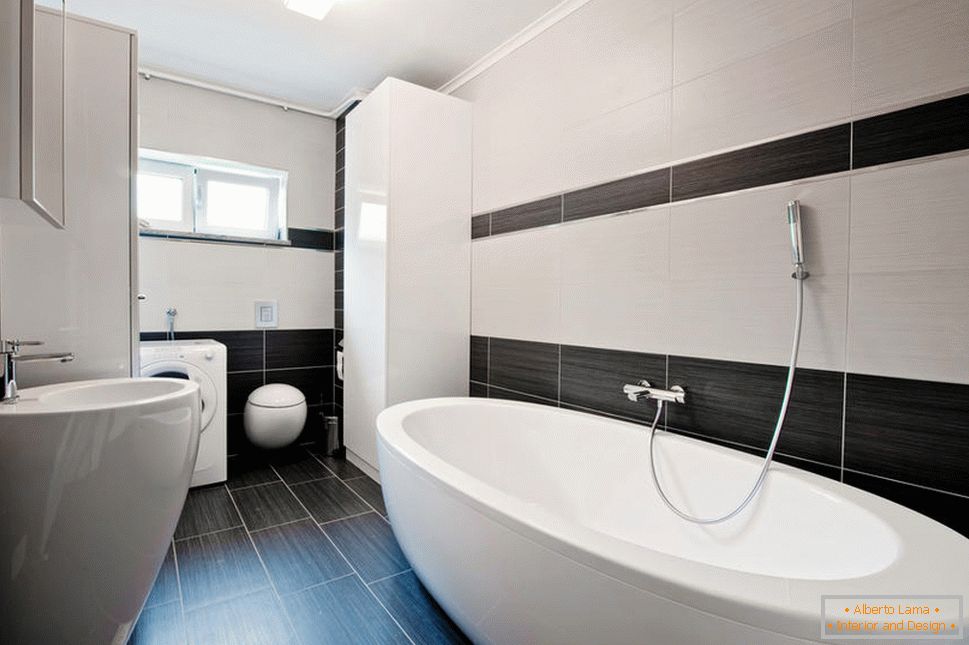 Intérieur de la salle de bain avec dalles horizontales