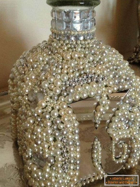 Vase d'une bouteille en verre et de perles par ses propres mains