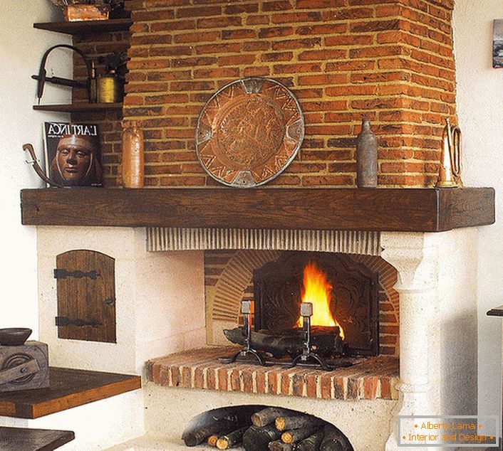 La décoration de la cheminée dans le style campagnard de la maison de campagne de la Scandinavie dure.
