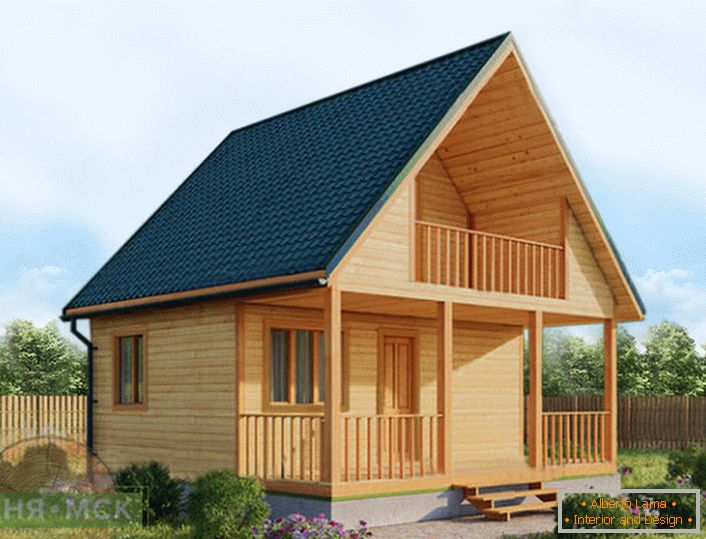 du début du printemps jusqu'à la fin de l'automne. La maison en bois est conçue avec une grande terrasse et un balcon, ce projet convient aux régions du sud de la Russie.