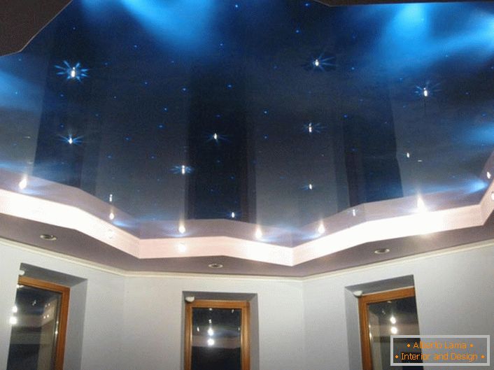 Plafond tendu avec imitation du ciel étoilé - une solution créative pour la conception d'une chambre ou d'une chambre d'enfants.