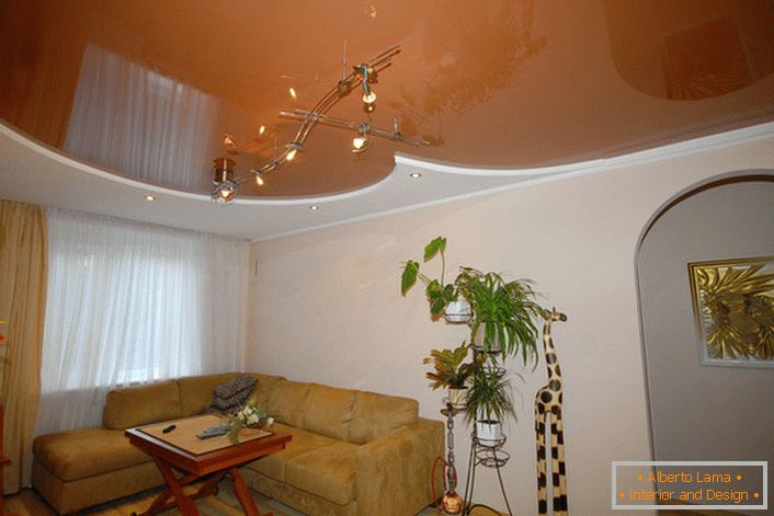 La conception modeste et simple du plafond tendu est parfaite à l'intérieur de la chambre.