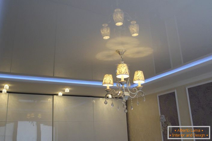 Neon Strip, divisant les niveaux du plafond tendu, éclairage inhabituel et spectaculaire pour la salle.