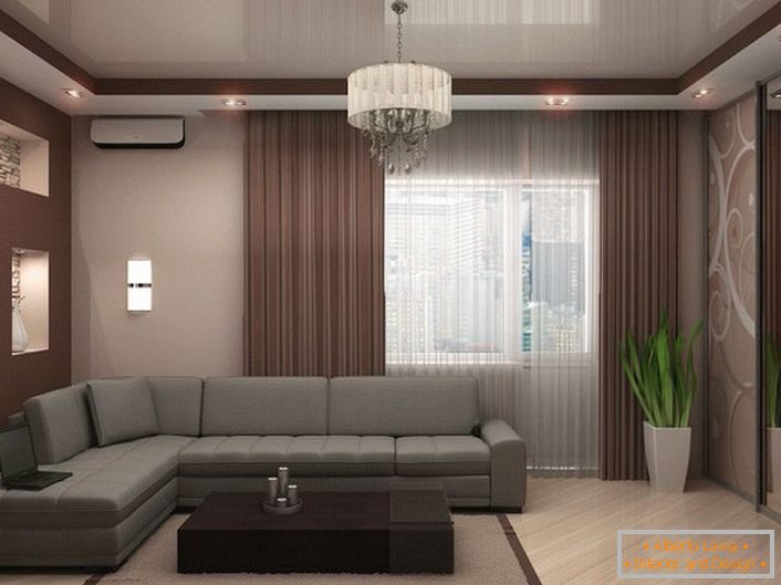 Le plafond gris beige à deux niveaux s'intègre naturellement dans une pièce élégante pour les invités.