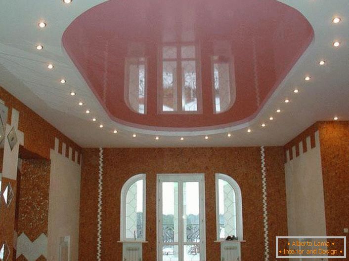 Plafond ovale rose avec éclairage LED dans une grande pièce d'une maison de campagne.