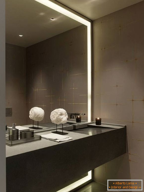 Grand miroir avec étagère de salle de bain avec lumière