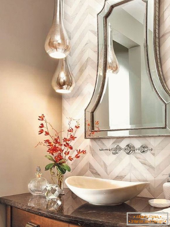 Miroir classique sur le lavabo dans la salle de bain