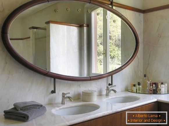 Grand miroir ovale dans la salle de bain