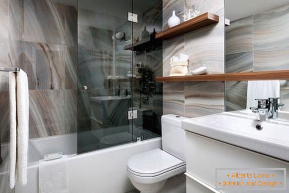 Un simple miroir de salle de bain avec une étagère