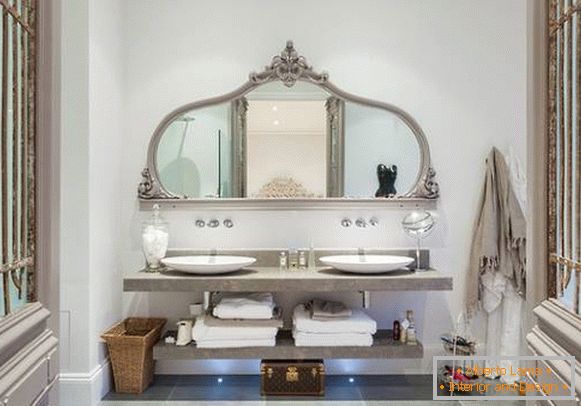 Grand miroir élégant avec des étagères dans la salle de bain