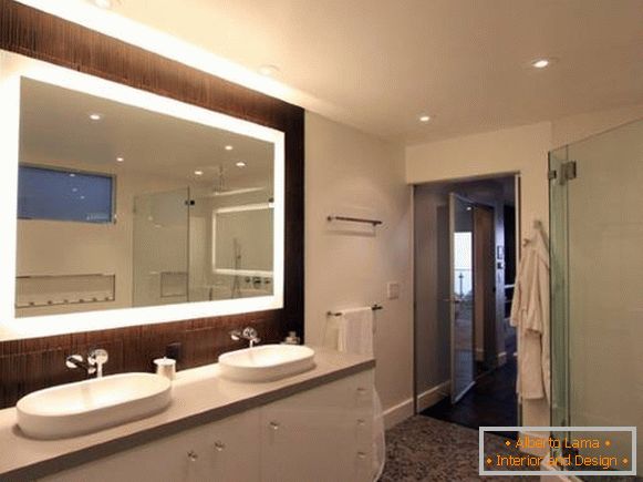 Miroir rectangulaire avec éclairage dans la salle de bain