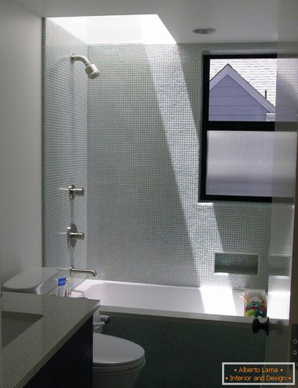 Douche encastrée dans une petite salle de bain