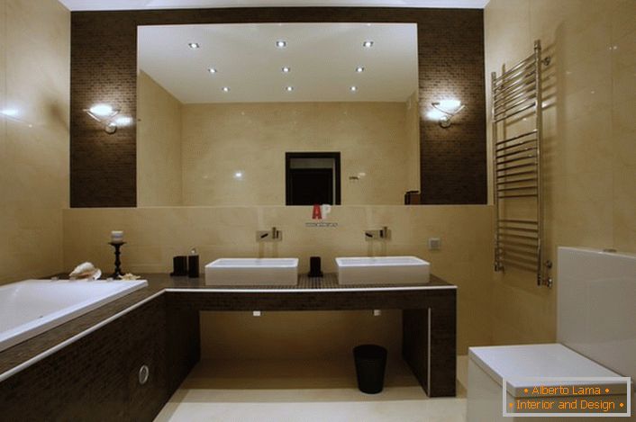 La salle de bain au style minimaliste est décorée dans des tons beige clair et marron. 