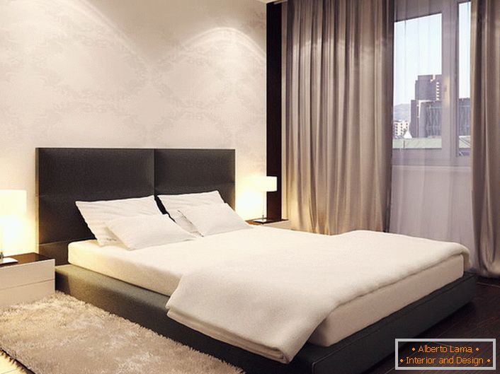 Le lit au style minimaliste ressemble à un podium bas. La tête de lit haute et douce rend le design plus doux et lisse.
