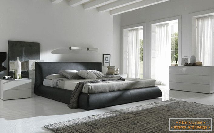 Pour la décoration intérieure dans le style du minimalisme, le mobilier est choisi dans des couleurs calmes. Le gris neutre a une gamme riche de nuances, qui répondent pleinement aux exigences du style minimaliste.