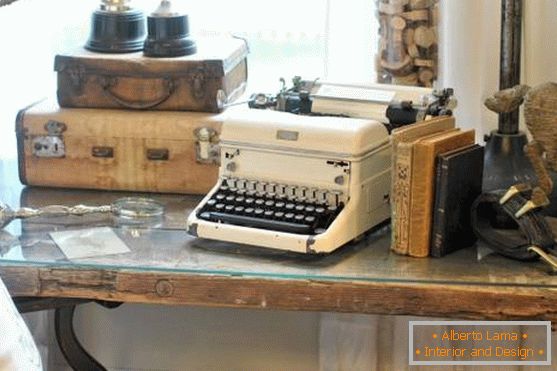 Décor de style vintage: valises, livres, machine à écrire