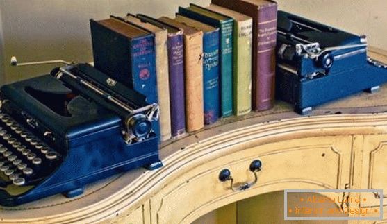 Décor vintage: livres et machines à écrire