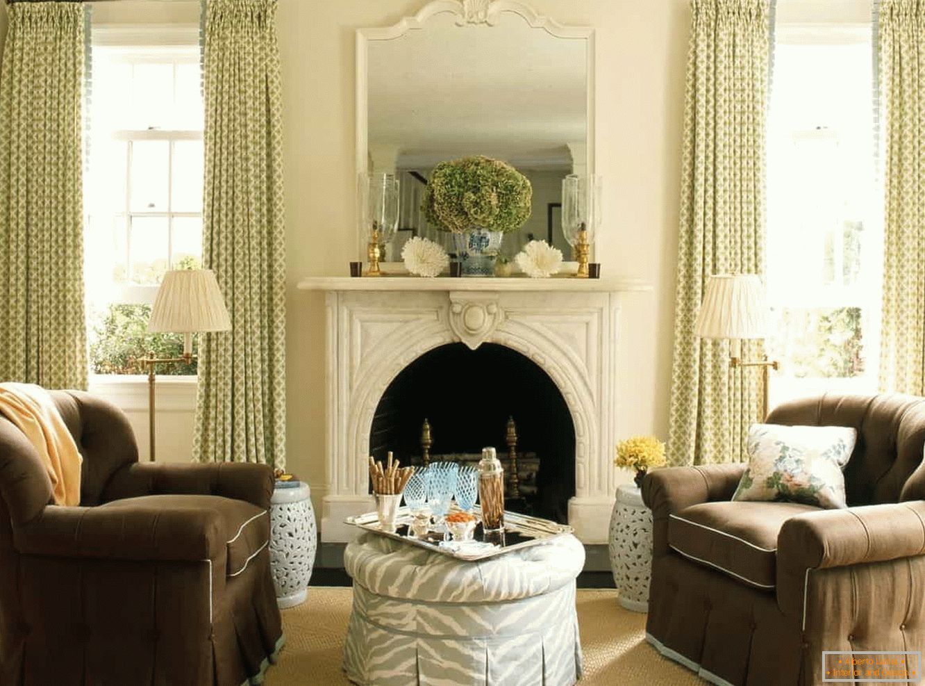 Salon avec cheminée dans le style vintage