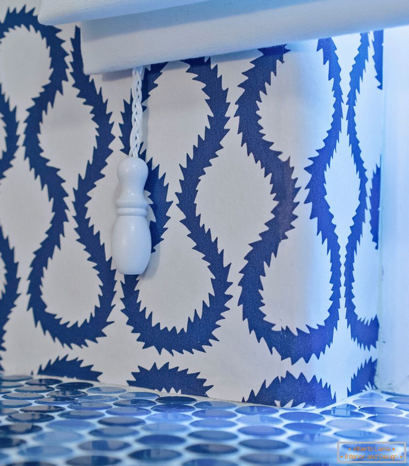 Décoration bleue et blanche d'une petite salle de bain