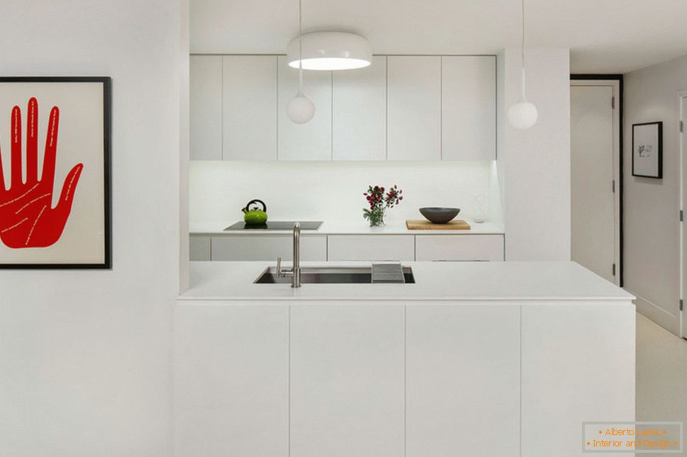 Intérieur de cuisine en blanc avec des taches lumineuses