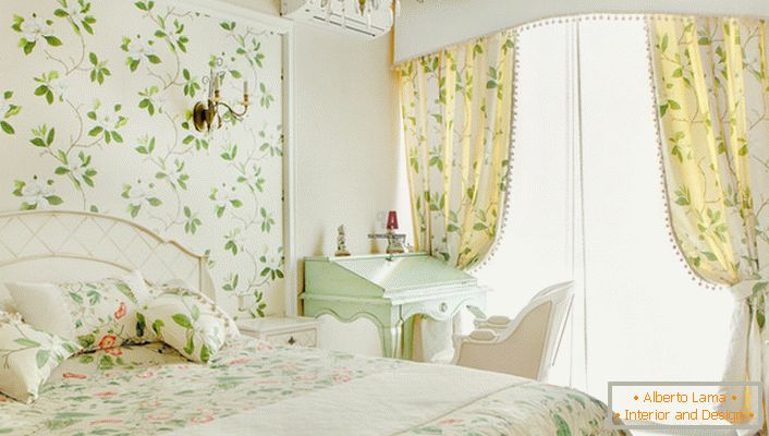 Les motifs de fleurs utilisés pour décorer les murs de la chambre des filles peuvent également être tracés sur des rideaux et des draps. 