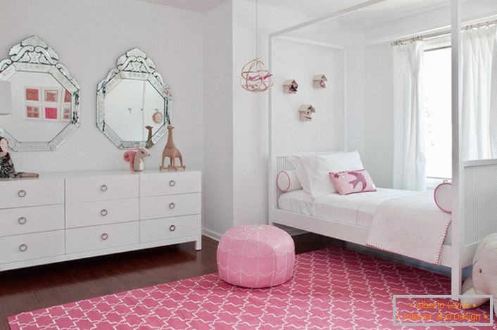 Décoration classique blanche et rose de la chambre d'une petite fashionista.