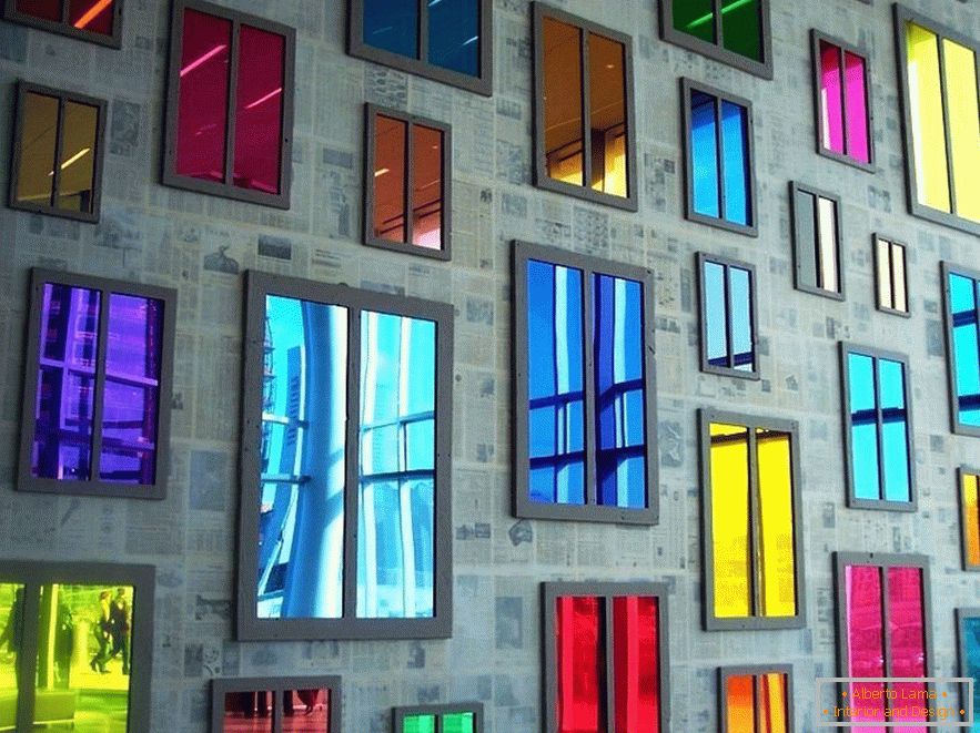 Miroirs en forme de fenêtres sur le mur