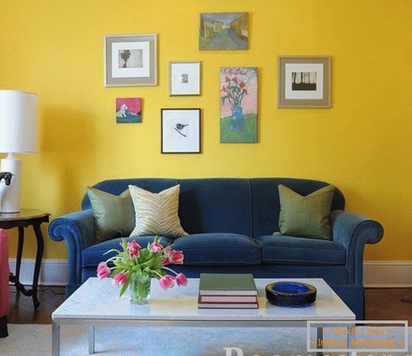 Canapé bleu sur fond de mur jaune