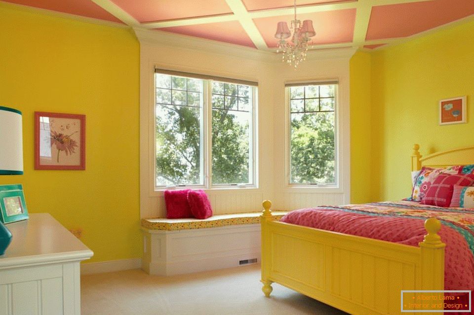 Murs jaunes et plafond rose