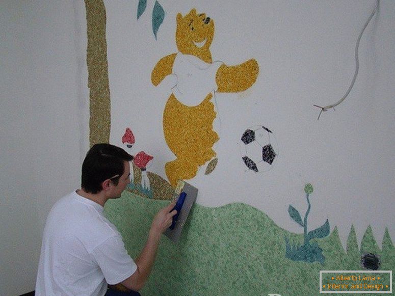 L'homme attire Winnie l'ourson sur le mur de la pépinière
